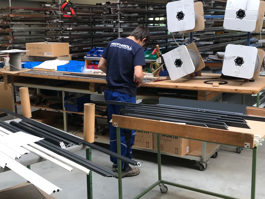 Produktionsmitarbeiter beim Bau von Insektenschutzrahmen