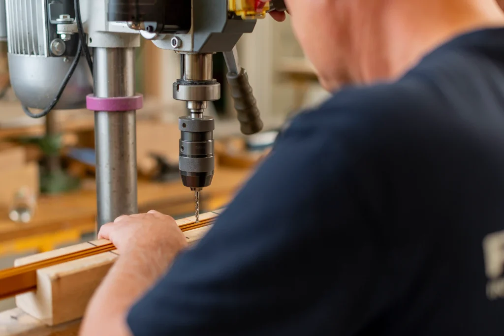 Produktionsmitarbeiter beim Bohren an einer Standbohrmaschine